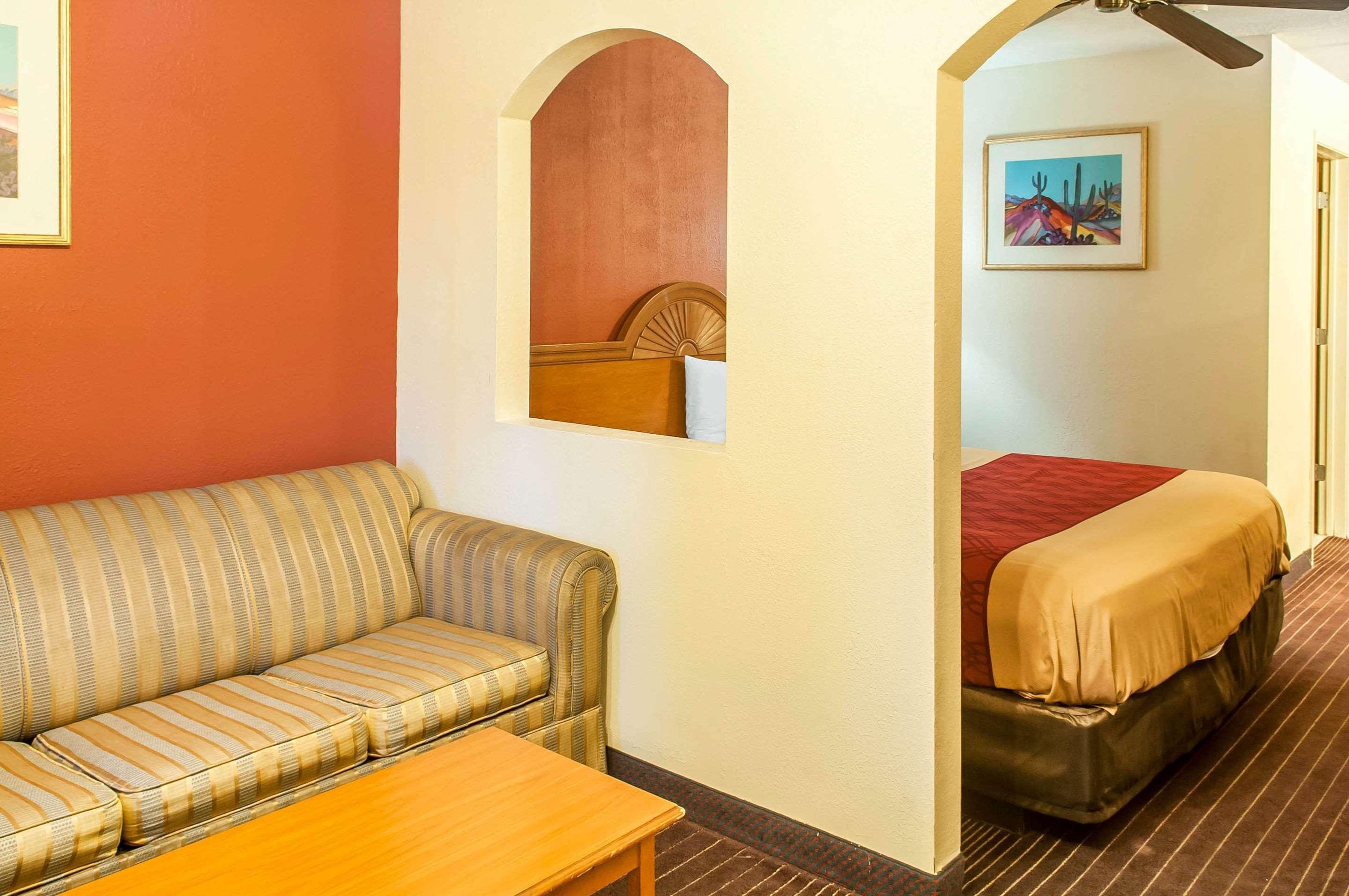 Econo Lodge West - Coors Blvd Albuquerque Exterior photo